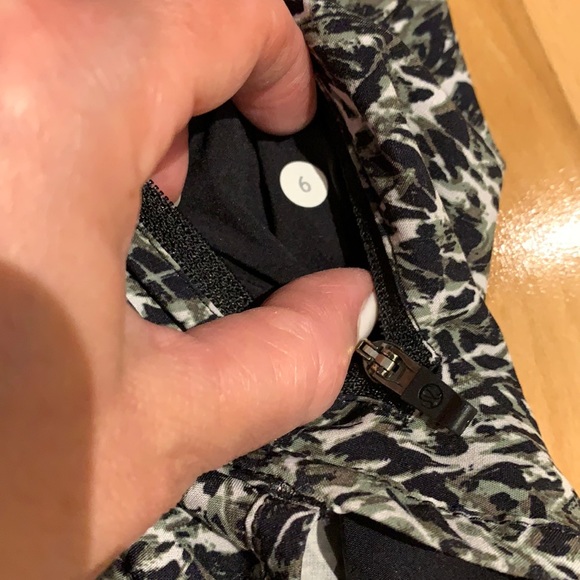 🌟HP🌟VEUC Lululemon Black/White/Army Green Patterned Tracker shorts- size 6 - Picture 8 of 17